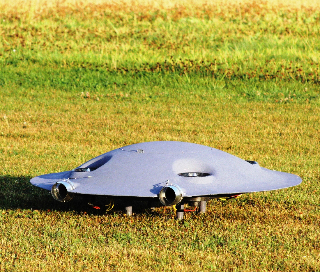 https://adifoaircraft.com/fly/wp-content/uploads/2025/04/Adifo-pe-iarba-2.jpg